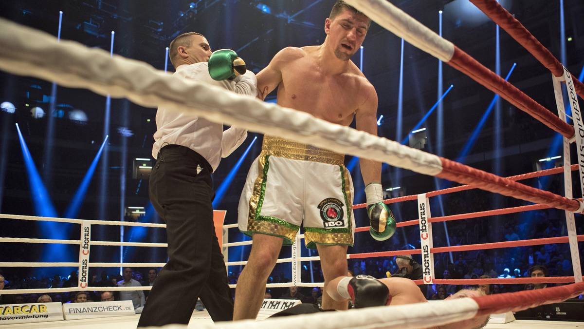 Der ehemalige WBO-Champion blickt auf seinen angeschlagenen Gegner hinab