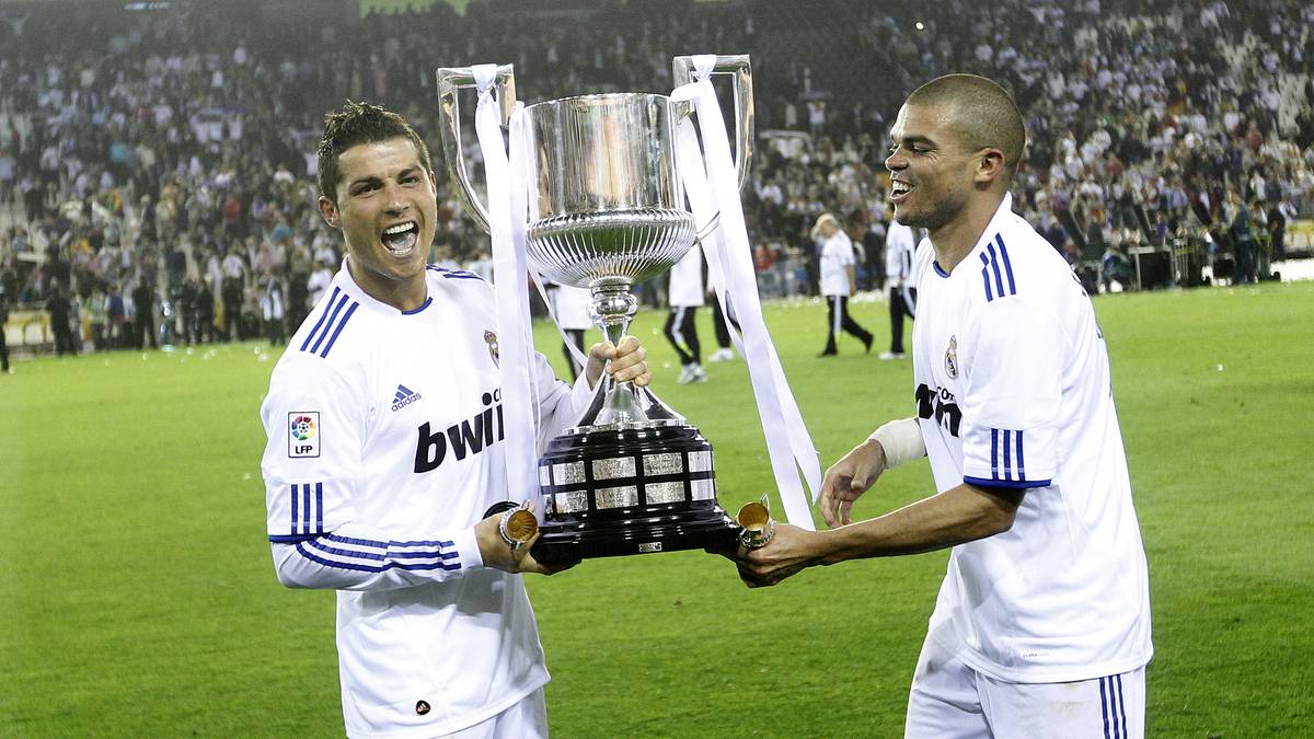 REALS REVANCHE - 2011: Mourinho schaffte es nach der Demontage in Katalonien dann doch relativ schnell, Real zu stabilisieren. Barca wurde zwar Meister und Champions-League-Sieger, doch die Madrilenen holten sich die Copa del Rey