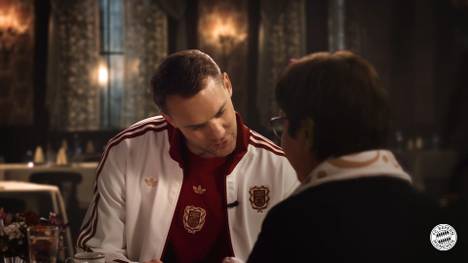 Manuel Neuer unterhält sich zum 125-jährigen Vereinsjubiläum des FC Bayern mit einer Mitarbeiterin über die 1980er-Jahre.