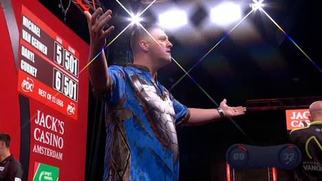 Daryl Gurney und Michael van Gerwen liefern sich ein hochklassiges Erstrunden-Match bei den World Series of Darts Finals. Dem Titelverteidiger gelingt ein beachtliches Comeback.
