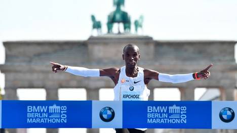 TOPSHOT - Kenya's Eliud Kipchoge crosses the finish line to win the Berlin Marathon setting a new world record on September 16, 2018 in Berlin. (Photo by John MACDOUGALL / AFP)        (Photo credit should read JOHN MACDOUGALL/AFP/Getty Images)
