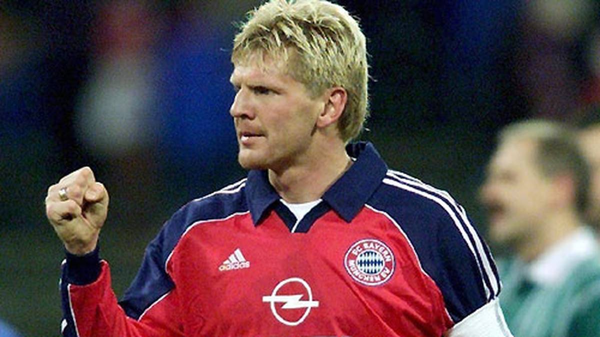 Im Jahr 1999 bejubeln Rot-Puristen, dass sich ihre Farbe wieder deutlicher Bahn bricht. Ein helleres Blau dominiert nur noch die Ärmel von Stefan Effenberg