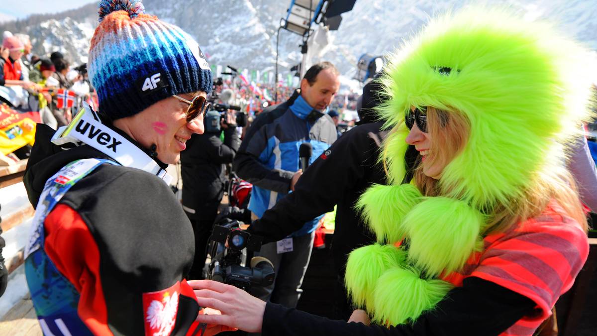 Auch sonst ist sie regelmäßige Zuschauerin - ab und an auch einmal mit ungewöhnlichem Kopfschmuck