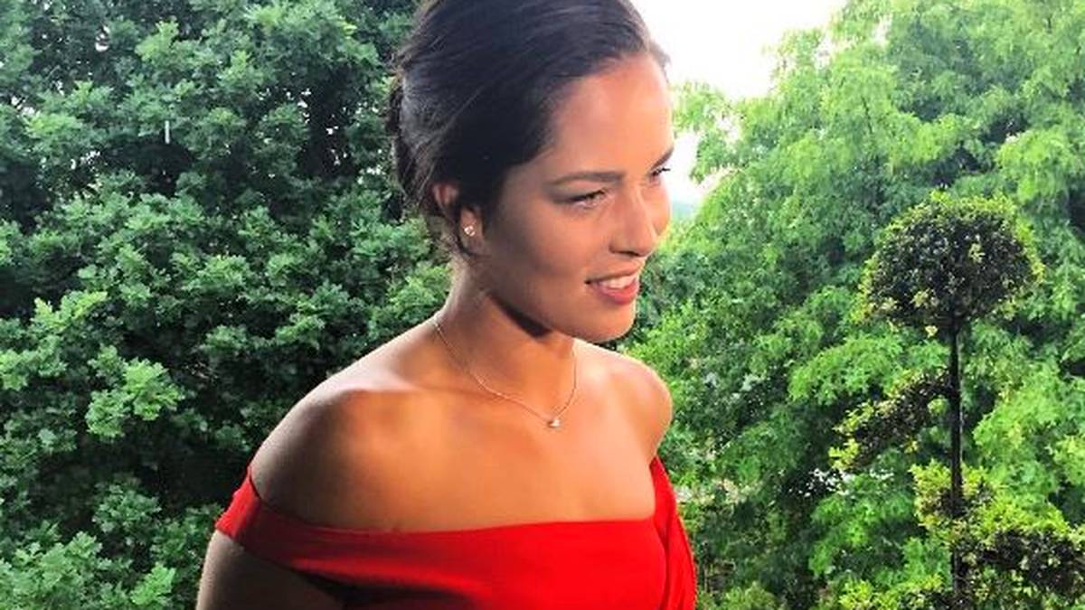 Zeigt sich die Serbin hier etwa schon in ihrem Hochzeitskleid? Eine Trauung in Rot hätte doch was...