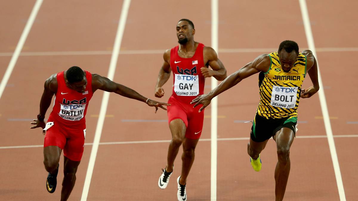 Erst bei der WM in Peking treffen sich die alten Rivalen wieder - und kommen sich nicht nur räumlich, sondern auch zeitlich ganz nah. Eine Hundertstelsekunde trennt Bolt und Gatlin, nachdem sie sich mit letzter Kraft ins Ziel schmeißen. Und der Sieger ist...