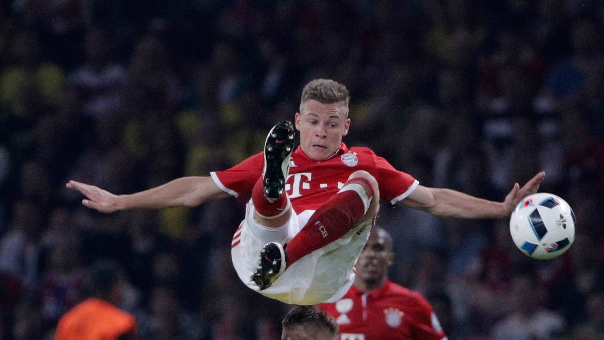 Im erfolgreichen Pokalfinale steht Kimmich gegen den BVB ebenfalls 120 Minuten auf dem Platz - und übernimmt im Elfmeterschießen Verantwortung. Dass er mit seinem Versuch kläglich scheitert, fällt zu seinem Glück letztlich nicht ins Gewicht