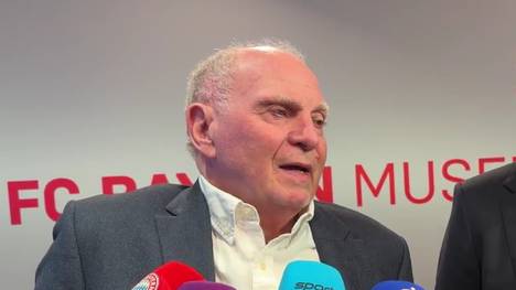 Uli Hoeneß spricht auf einer Veranstaltung in der Allianz Arena über die erfolgreiche Zeit unter Vincent Kompany. Der Ehrenpräsident kann sich einen kleinen Spruch in Richtung Journalisten nicht verkneifen.