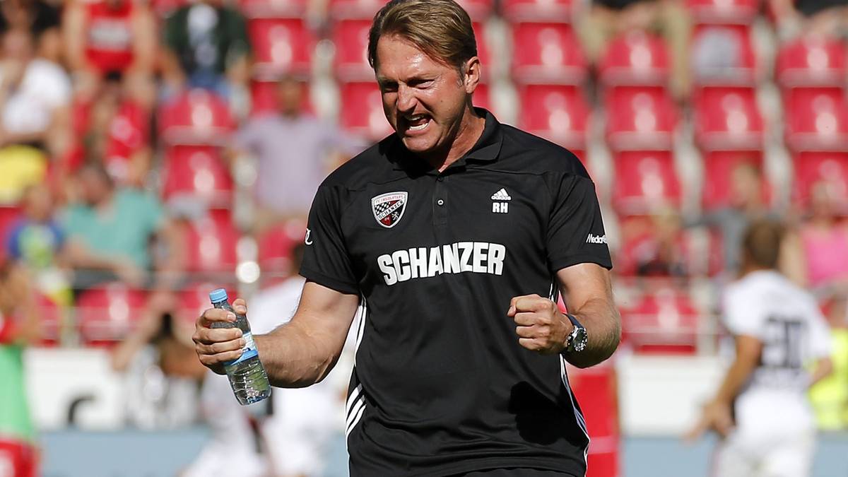 Auch Trainer Ralph Hasenhüttl bejubelt das gelungene Bundesliga-Debüt seines Klubs