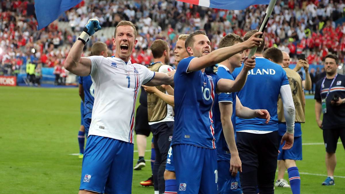 Hannes Halldorsson und Gylfi Sigurdsson feiern derweil auf dem Platz dieses historische Ereignis