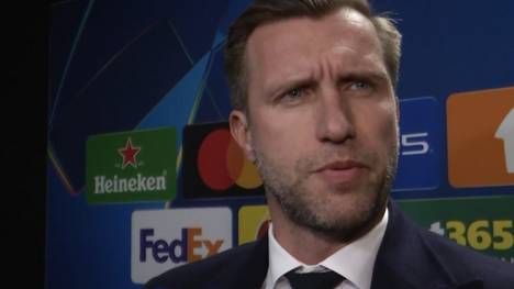 Nach der Niederlage gegen Atalanta Bergamo zeigen sich die Frankfurter Markus Krösche und Robin Koch sichtlich niedergeschlagen. 