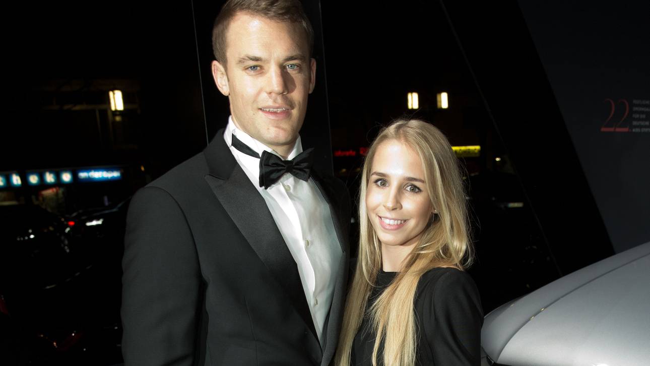 Tolle Paarade: Neuer hält Händchen