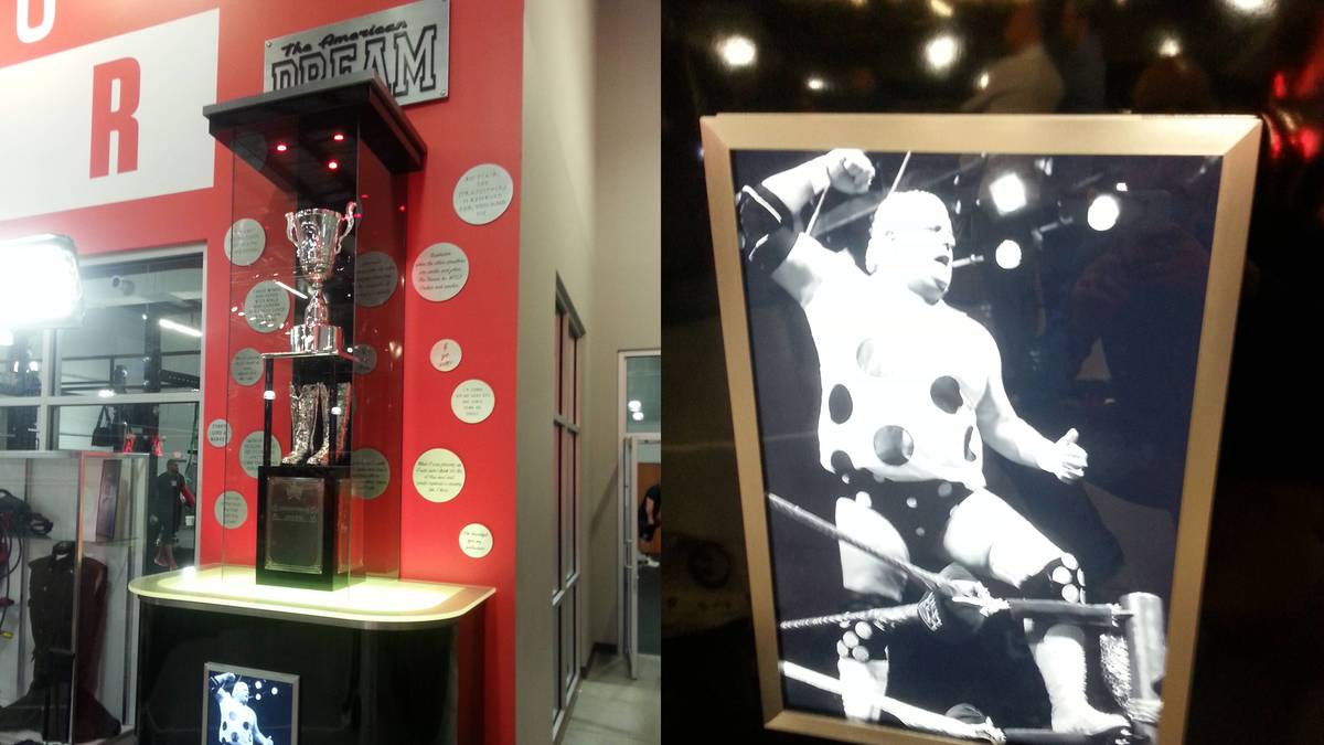 Im Performance Center von WWE in Orlando gibt es eine Gedenkstätte für Dusty Rhodes