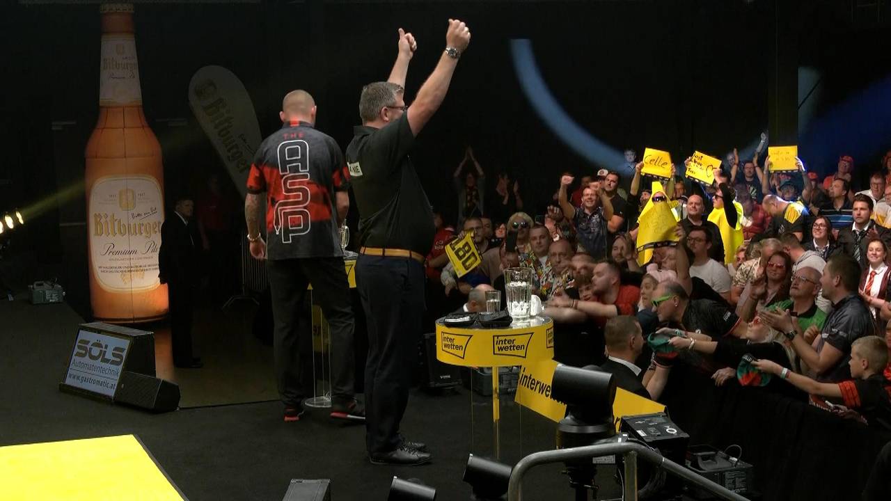 James Wade holt das Leg, trotz Robin Hood.