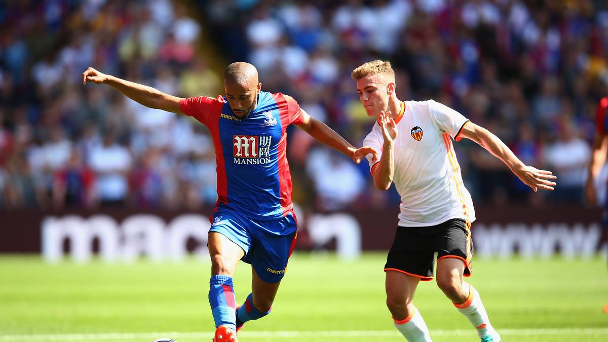 Der Rechtsaußen ist der wohl größte Wandervogel der Premier League. Das Eigengewächs von Tottenham Hotspur wurde in den Jahren 2009 bis 2013 neun Mal ausgeliehen. Letzte Saison dann der erste feste Wechsel zum Ligakonkurrenten Newcastle United, den Townsend (l.) jetzt nach dem Abstieg in die Zweitklassigkeit für Palace verließ