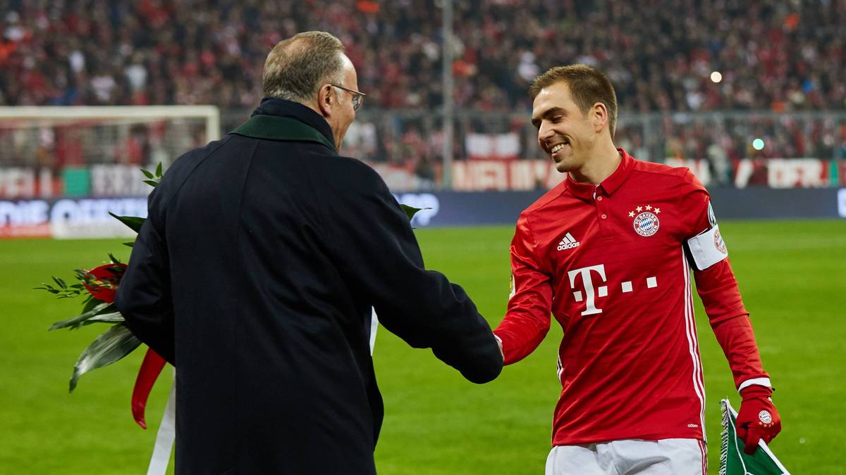Symbolträchtig bekommt der Kapitän von Vorstand Karl-Heinz Rummenigge vor dem Spiel die Blumen überreicht. Allerdings nicht wegen seiner Entscheidung, die Bayern zu verlassen. Grund sind seine 500 Pflichtspiele für München, die er gegen Schalke letzte Woche komplettiert