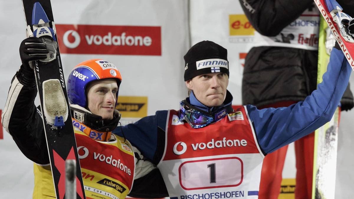 2006 toppt alles, es kommt zu einem Novum in der Tournee-Geschichte: Janne Ahonen (r.) aus Finnland und der Tscheche Jakub Janda sind nach vier Wettbewerben bis auf die Zehntelstelle punktgleich. Zum ersten und bisher einzigen Mal gibt es gleich zwei Gesamtsieger