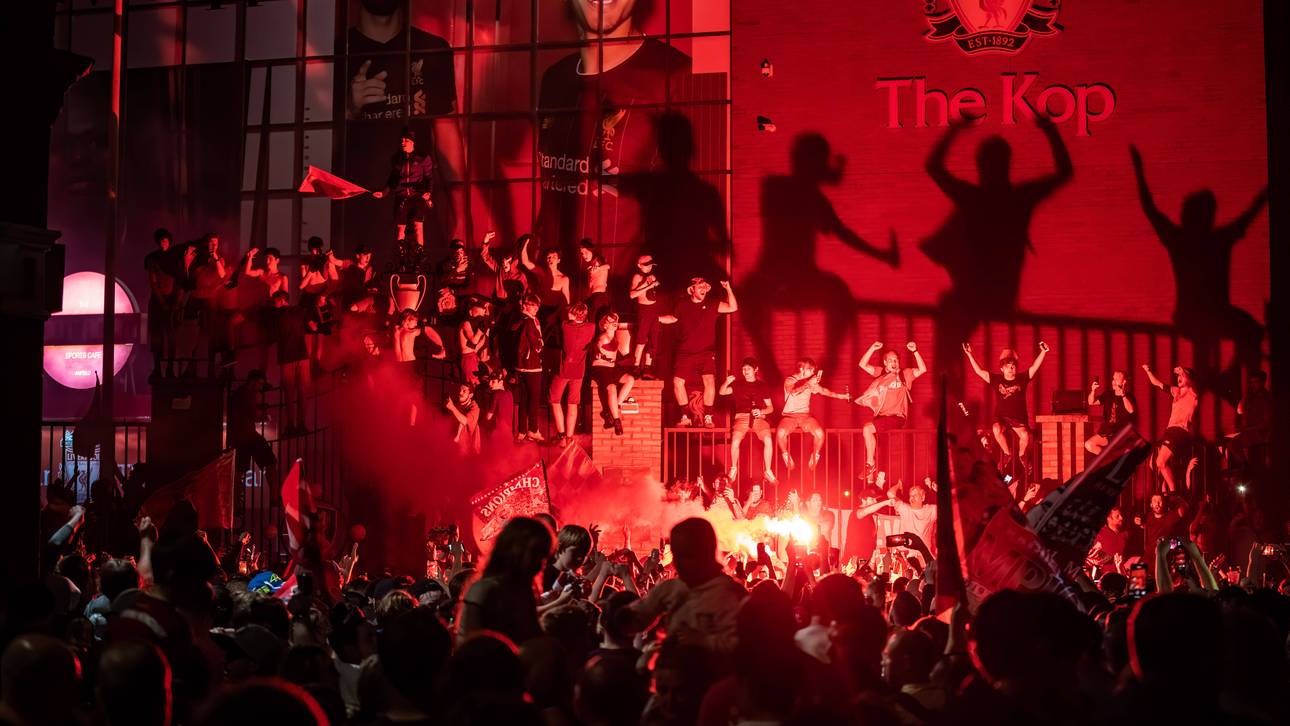 Tausende Fans feiern an der Anfield