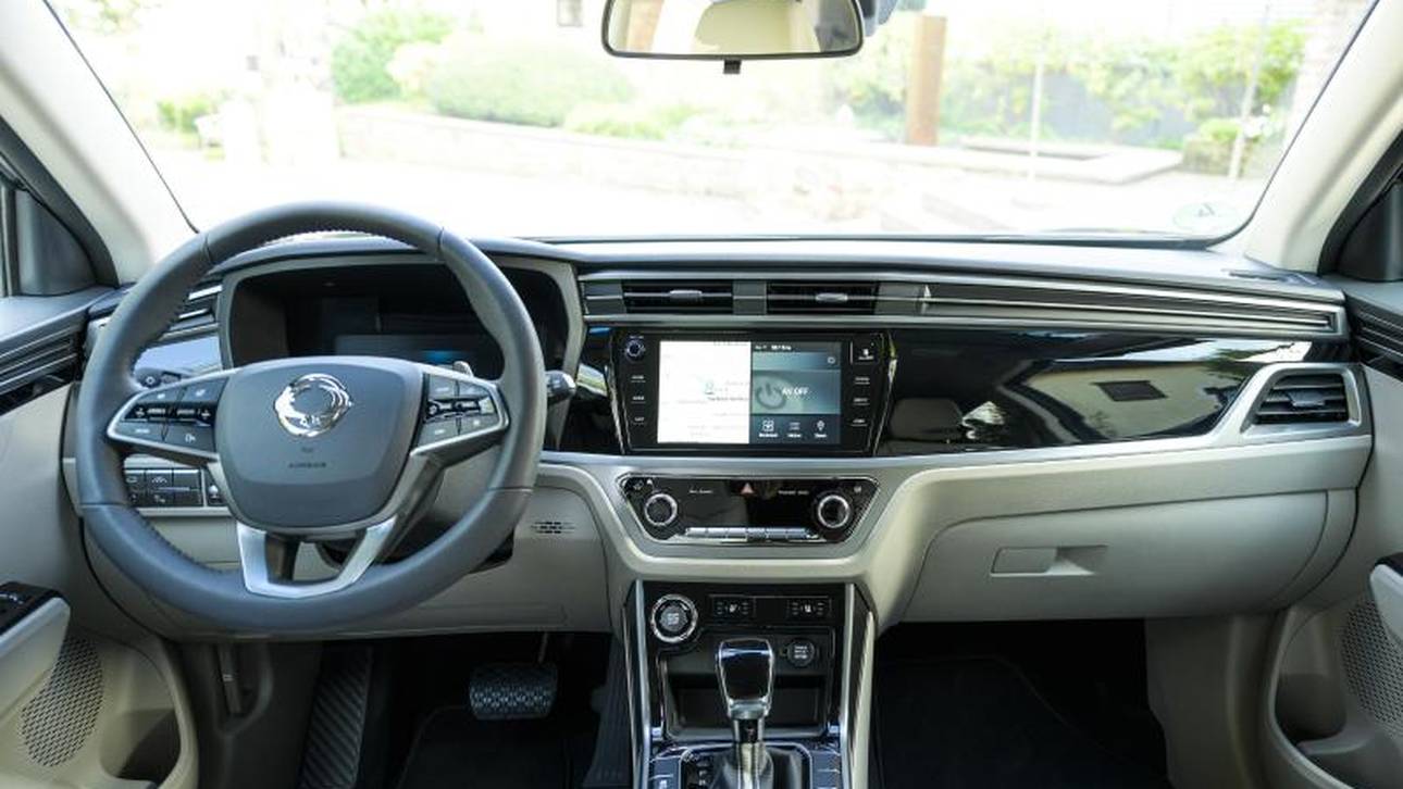 Material und Verarbeitung der digitalen Instrumente entsprechen dem gestiegenen Standard. Besondere Ausstattung des Korandos ist die Ambiente-Beleuchtung