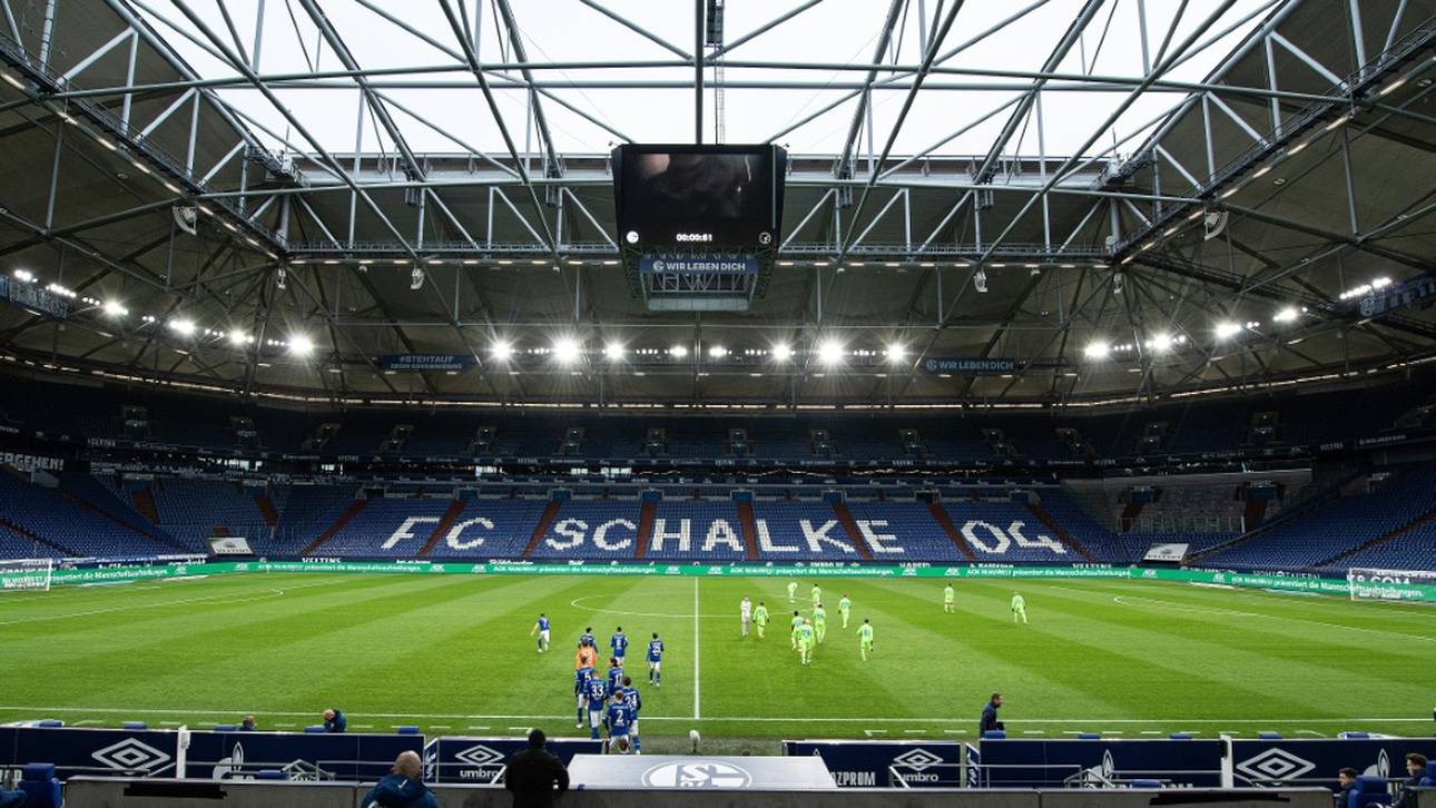 Schalke vs HSV vor Tausenden Fans