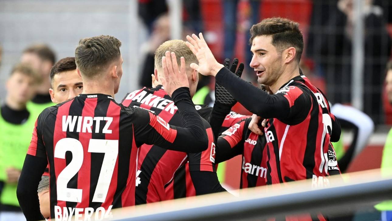 Bayer mit Sondertrikot im Derby