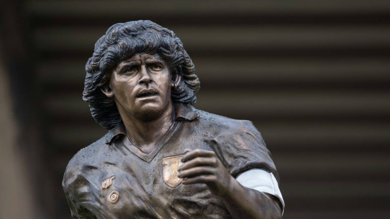 Fackelzug und Statuen: Neapel gedenkt Maradona
