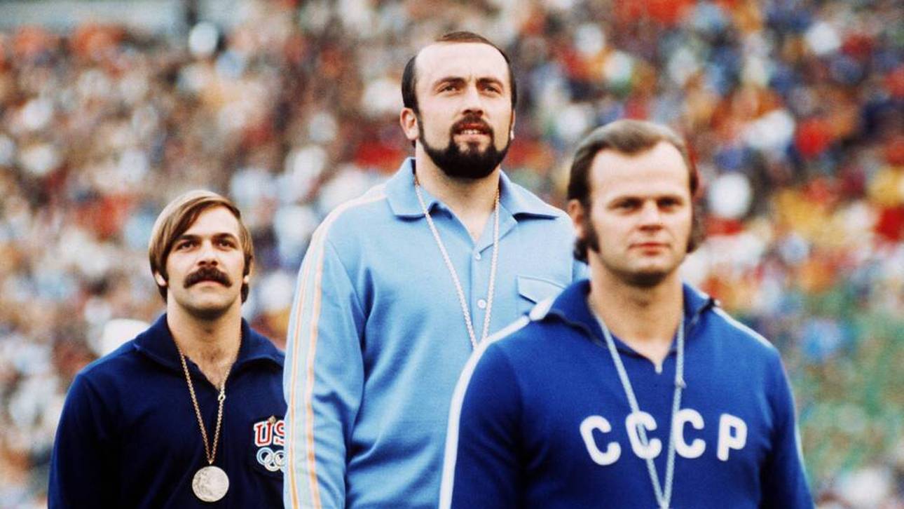 Klaus Wolfermann (M.) siegte bei Olympia 1972 im Speerwurf vor Janis Lusis (r.) und William Schmidt aus den USA
