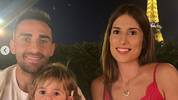 BVB-Stürmer Paco Alcácer (l.) mit Frau und Kind in Paris