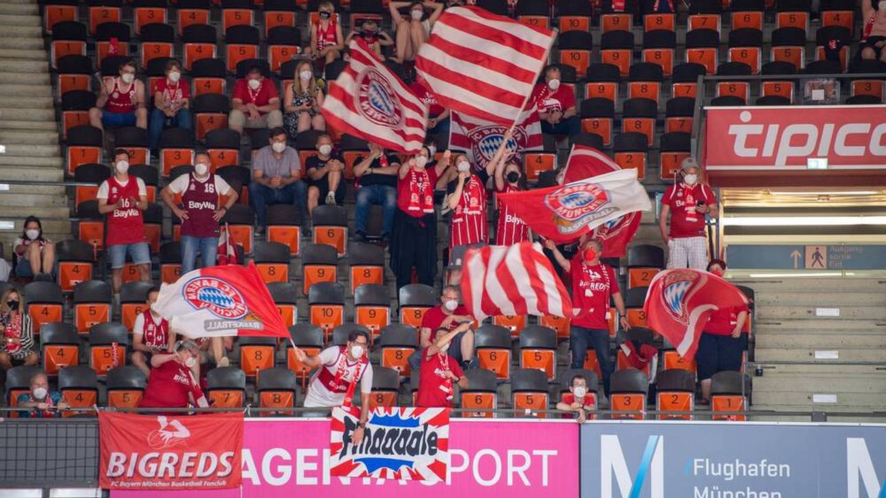 Bayern feiert Fan-Rückkehr mit Jordan-Hommage