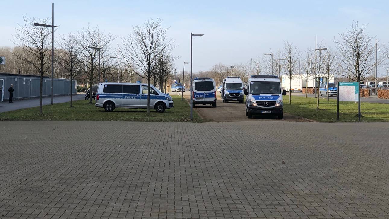 Verschiedene Einsatzwägen der Polizei waren vor der Gladbacher Geschäftsstelle zu sehen.