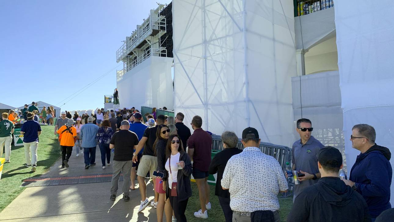 Für den Einlass zu Loch 16 stehen die Fans in Scottsdale gerne Schlange