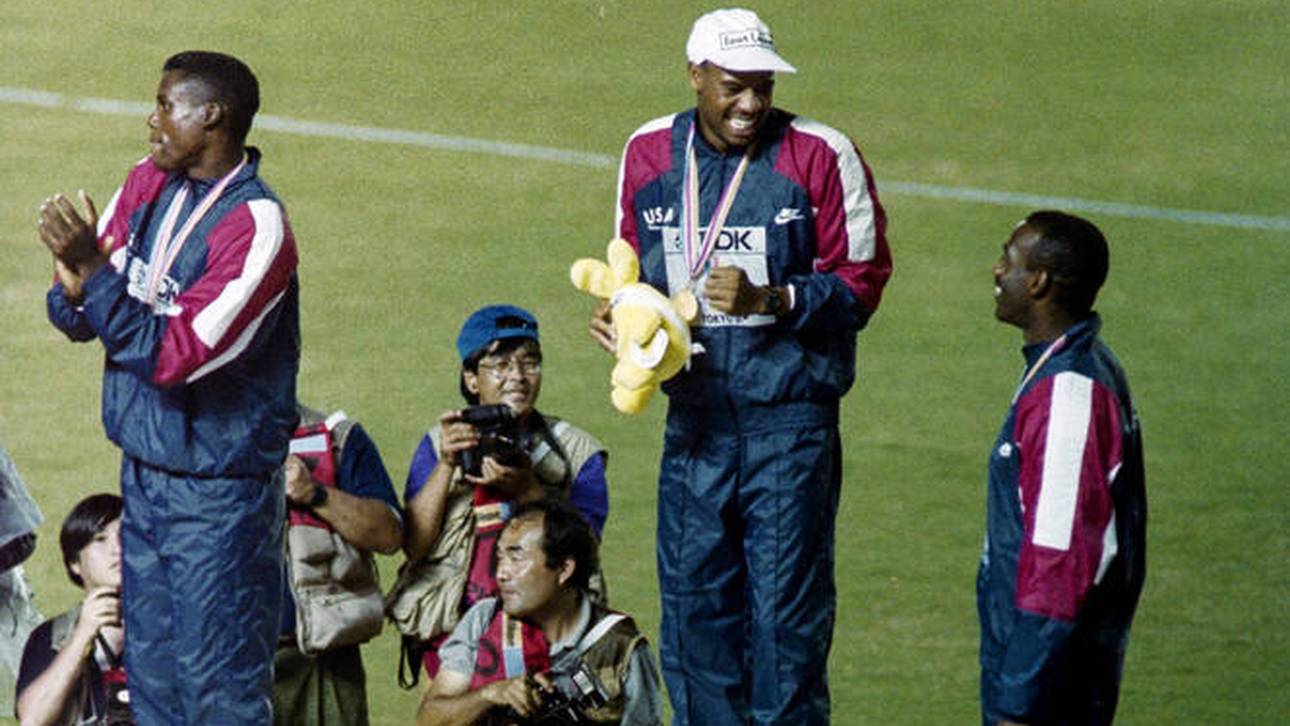 Mike Powell (M.) siegte 1991 in Tokio vor Carl Lewis (l.) und Larry Myricks