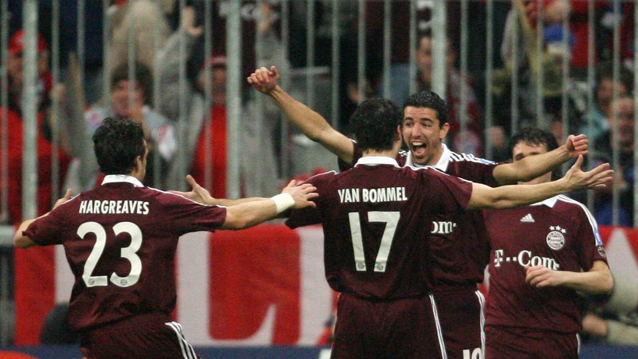Roy Makaay (2.v.r.) lässt sich nach seinem Blitztor feiern