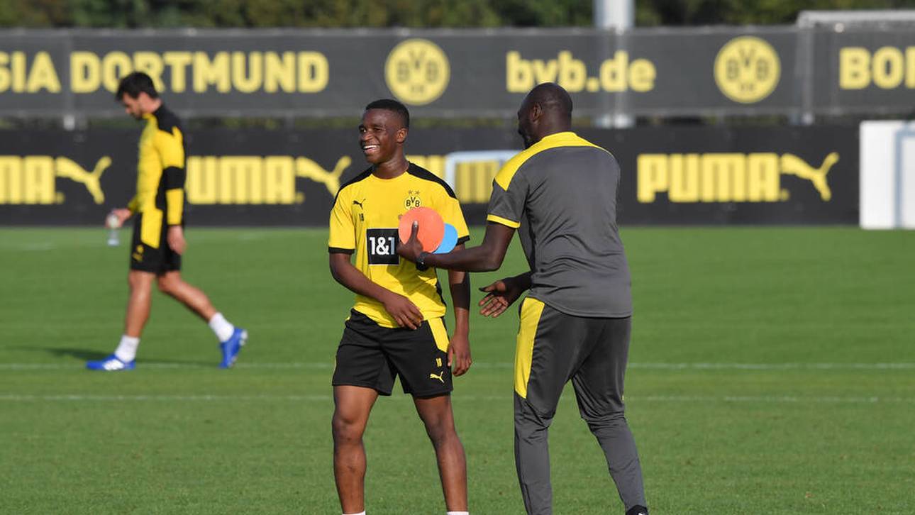 Youssoufa Moukoko (l.) und Otto Addo arbeiten eng zusammen.