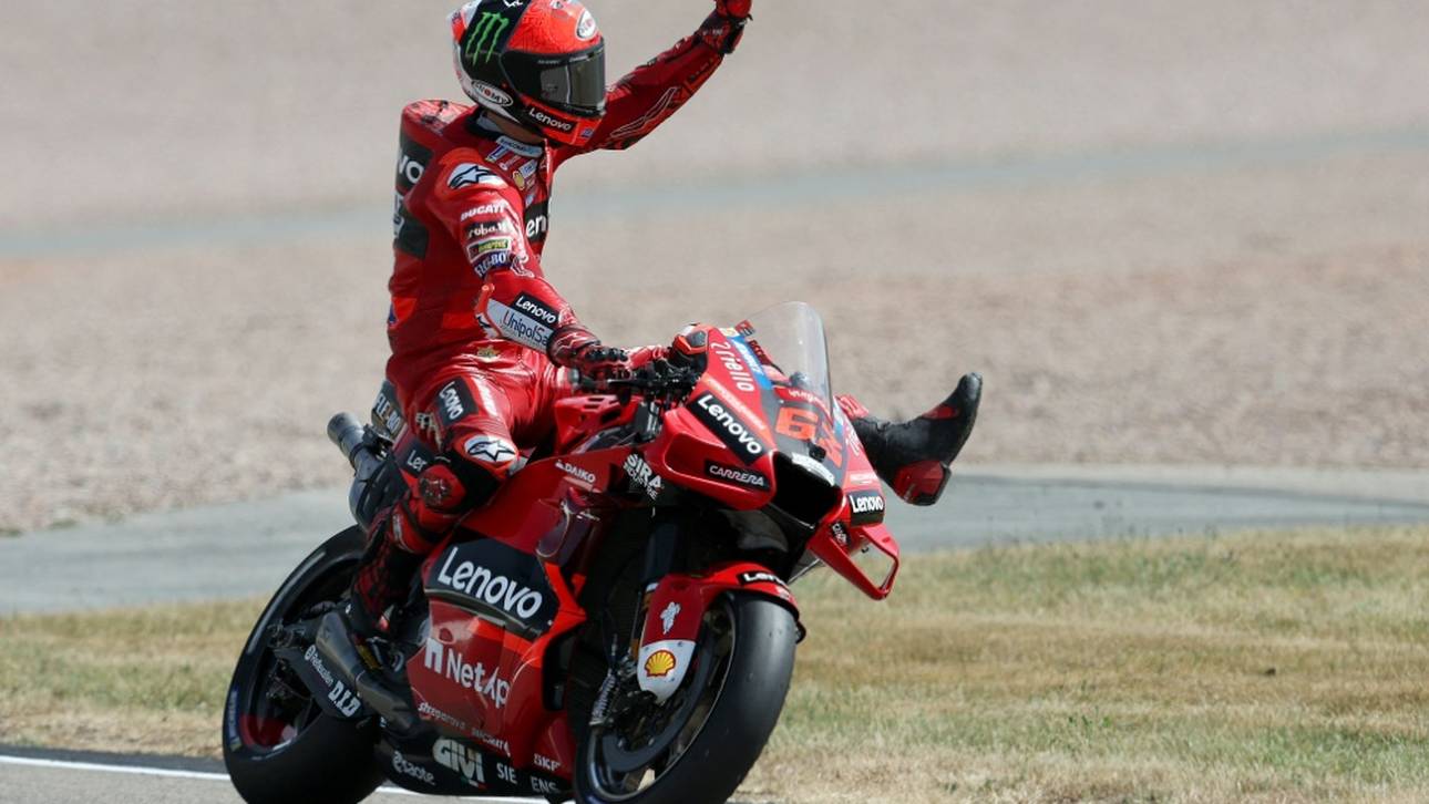 Bradl fährt hinterher, Bagnaia siegt