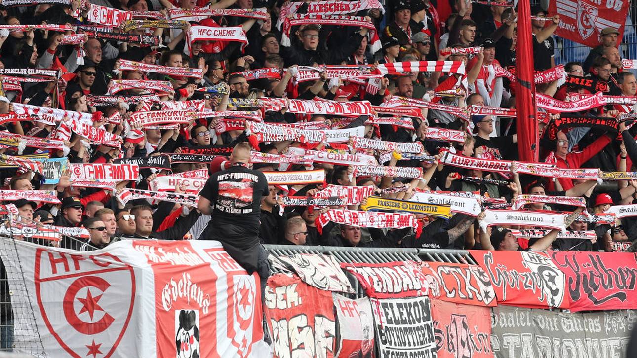 Halle läuft in Sondertrikots auf