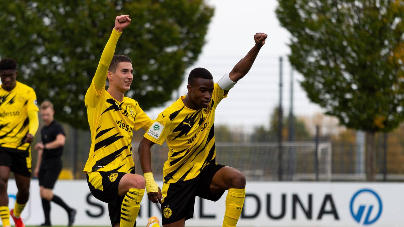 Moukoko jubelt mit starker Geste