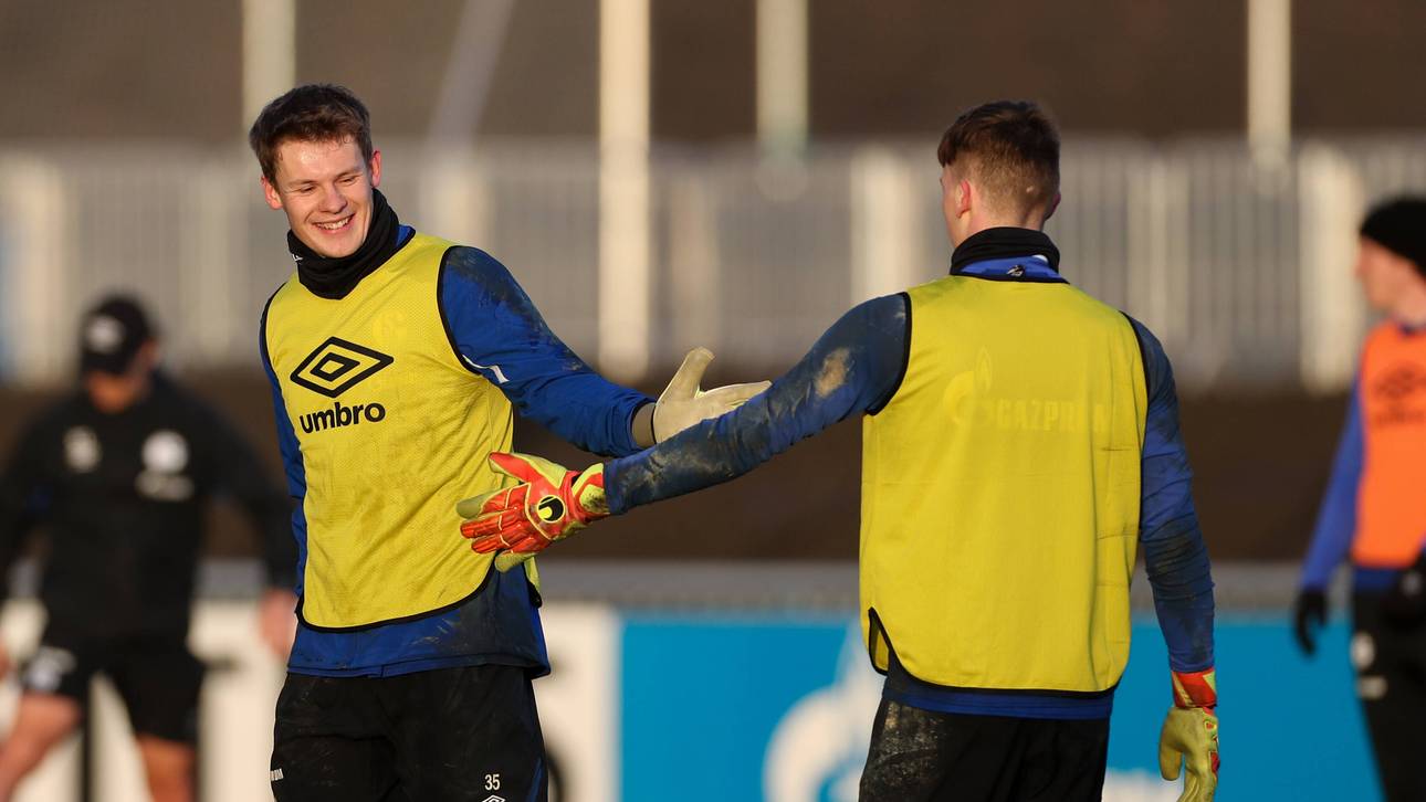 Alexander Nübel (l.) und Markus Schubert klatschen im Schalke-Training ab
