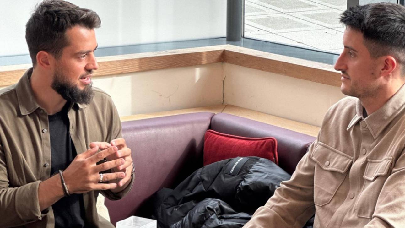 SPORT1-Chefreporter Kerry Hau (r.) traf Ex-Nationalspieler Amin Younes zum Exklusiv-Interview