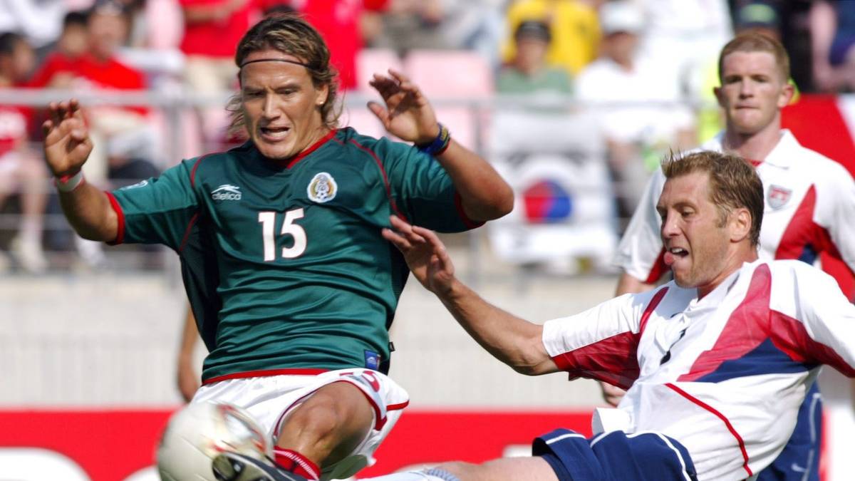 Hernandez ist in Mexiko ein Fußball-Volksheld. Er gilt bis heute als einer der besten Torjäger des Landes und gehörte der Nationalmannschaft von 1995 bis 2004 an