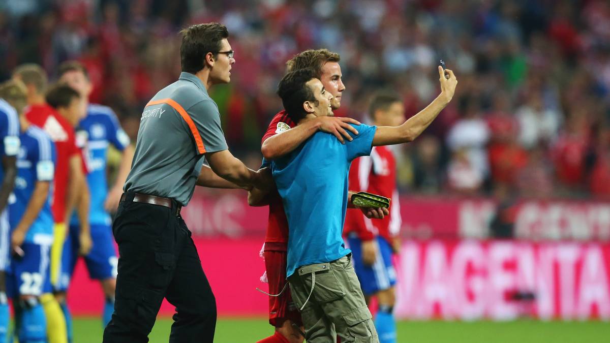 Nach Abfiff schafft es ein Fan dann noch auf den Platz. Sein Ziel: ein Foto mit dem eingewechselten Mario Götze. Er hat sein Selfie noch bekommen, bevor ein Ordner einschreiten konnte. "Das war kein Problem, es war sehr friedlich", sagt Götze hinterher