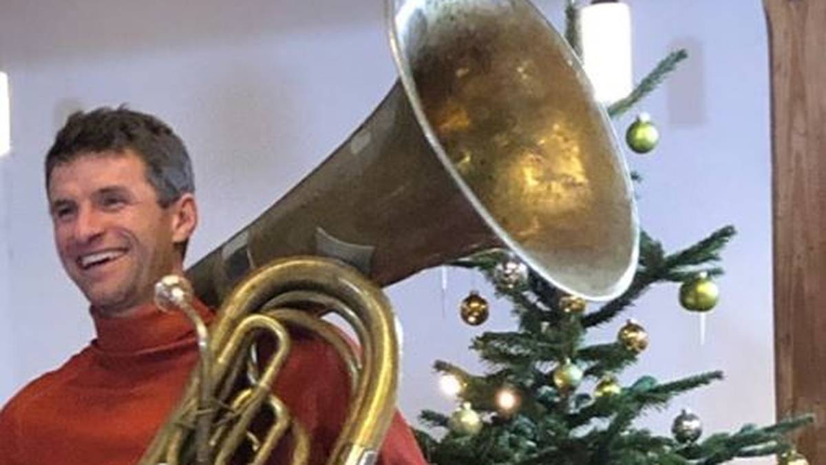 Die Blockflöte, Violine, Gitarre und Klavier gelten als klassische Instrumente für besinnliche Weihnachtsmusik, wovon Thomas Müller nicht viel zu halten scheint. Bei dem Bayern-Star muss es eine Tuba sein