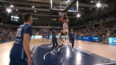 Nach der überraschenden Niederlage in Spiel 1 gegen Heidelberg stehen die Basketballer des FC Bayern im Halbfinale der BBL-Playoffs früh unter Druck. Doch die Münchner schlagen im zweiten Duell in Heidelberg eiskalt zurück.