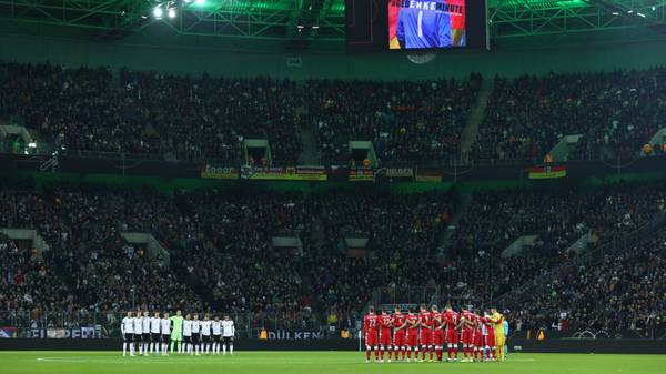 MOENCHENGLADBACH, GERMANY - NOVEMBER 16: Players, staff and spectators participate in a minute of silence in remembrance of Robert Enke prior to the UEFA Euro 2020 Group C Qualifier match between Germany and Belarus on November 16, 2019 in Moenchengladbach, Germany. (Photo by Lars Baron/Bongarts/Getty Images)