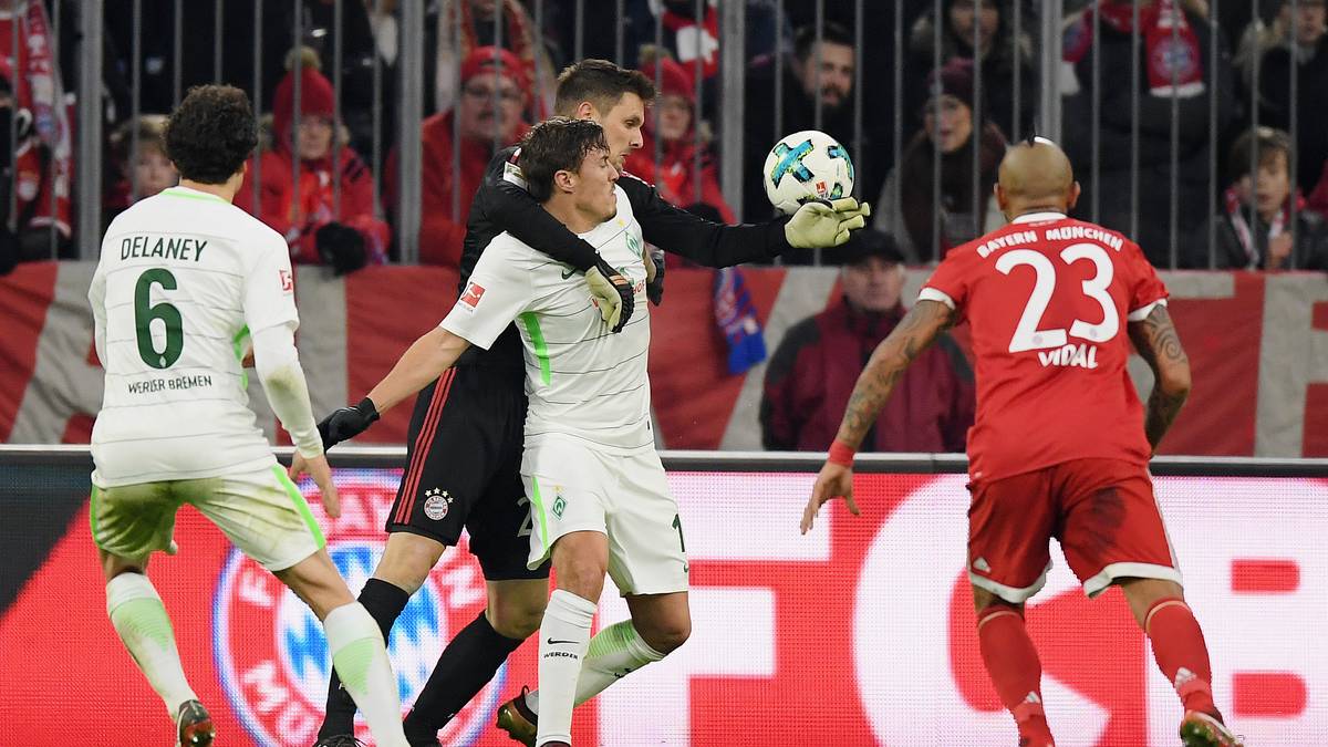 Ulreichs kuriose Aktion gegen Kruse bringt Werder eine Ecke! Dieses Geschenk nehmen die Gäste dankend an. Junuzovic' Eckball prallt von Süles Hüfte direkt ins bayerische Gehäuse. Eigentor und Ausgleich in der 75. Minute!