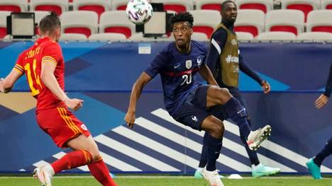Kingsley Coman muss bei der Equipe Tricolore oftmals von der Bank aus zuschauen. Aber warum? Französische Journalisten klären auf.
