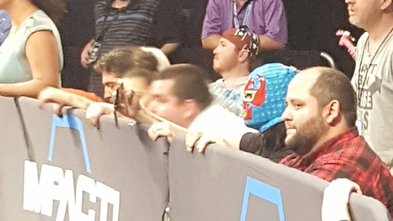 WWE-Star vermummt beim Rivalen?