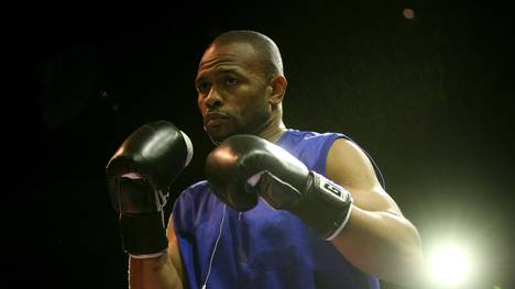 Roy Jones jr.  schlägt MMA-Kämpfer Vyron Phillips k.o.