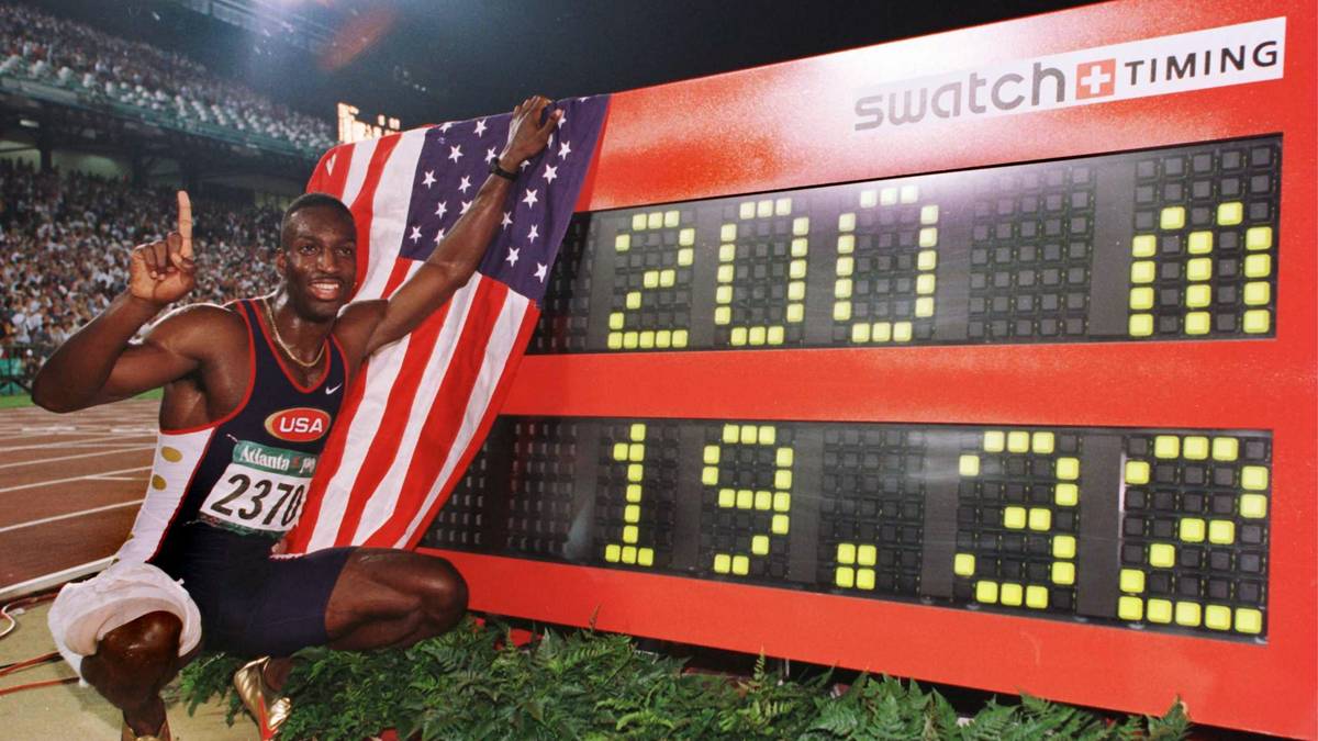 In deutlich besserer Erinnerung hat Michael Johnson die Olympischen Spiele in seinem Heimatland: Zwei Tage nach seinem Triumph über 400 Meter in Atlanta stürmte der US-Sprinter auch über 200 Meter zu Gold - und pulverisierte seinen eigenen Weltrekord von 19,66 Sekunden um satte 34 Hundertstelsekunden