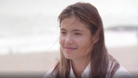 Derzeit versucht die junge britische Tennishoffnung Emma Raducanu sich auf die Australian Open vorzubereiten. Die 20-Jährige spricht auch über die Verletzung vor wenigen Tagen.