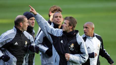 David Beckham (2r.) mit seinem Teamkollegen Luis Figo (2r.), Ronaldo (m.), Zinedine Zidane (l.) und Roberto Carlos (r.) im Jahre 2005 im Training bei Real Madrid 